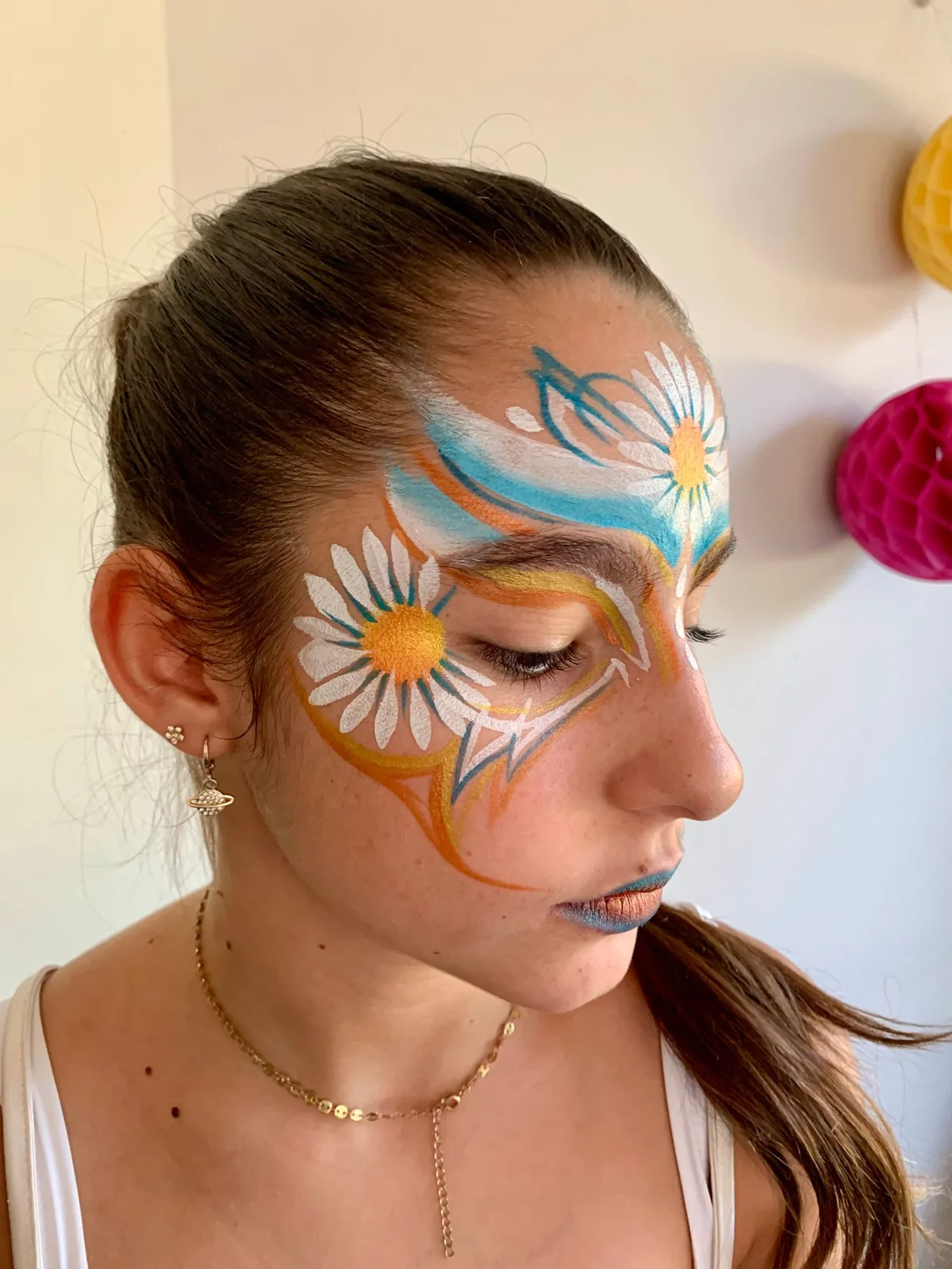 Maquillage fantaisie aux couleurs vives