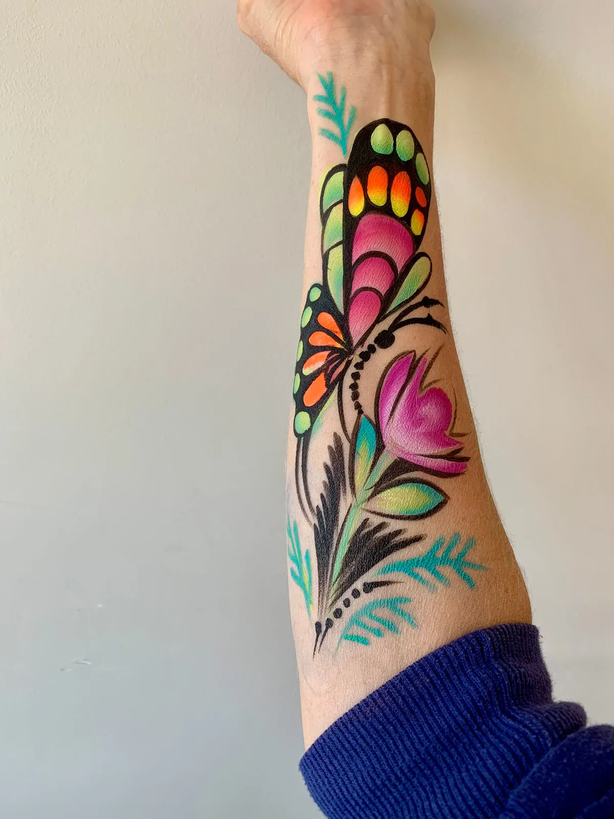 Glitter tattoo pailleté sur le bras