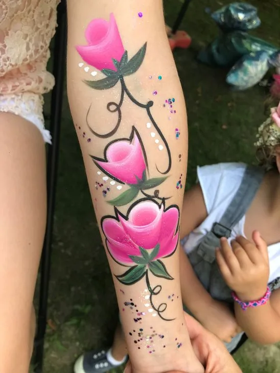 Maquillage artistique floral réalisé sur le visage d'une enfant